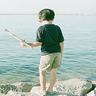 3名女生轮流背走失男孩去派出所